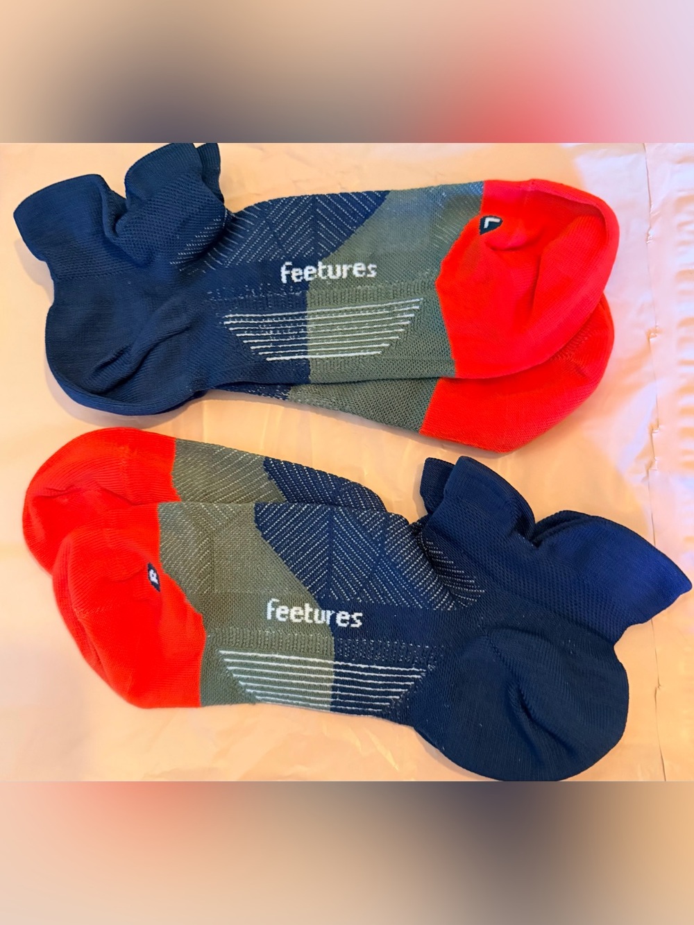 Features Ultra Lite No Show Tab Sz LG NWOT 2-pairs